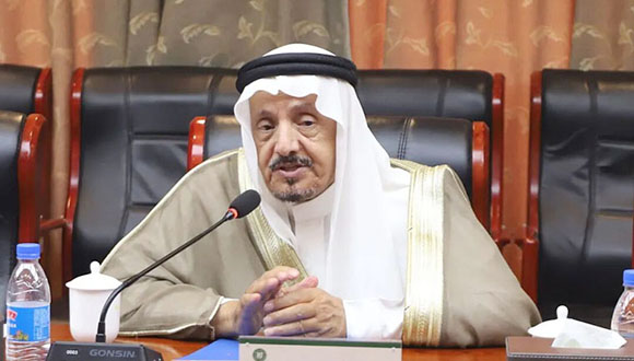 أكد الدكتور صالح الصقري، أول ملحق ثقافي بسفارة المملكة العربية السعودية لدى الصين، أن علاقته بالصين تعود إلى عام 1988، حين كان يدرس في المملكة المتحدة، وبدات تتبلور لديه فكرة التوجه نحو دراسة الشرق، في وقت كان فيه اهتمام الأوساط الأكاديمية في العالم العربي بل وعلى المستوى العالمي، منصبًّا إلى حد كبير على الغرب. موضحا أن طموحه آنذاك تمثّل في الإسهامات في إعداد باحثين من العالم العربي متخصصين في دراسة الصين وشرق آسيا وجنوب شرق آسيا، بما يعزز المعرفة العربية بهذه المناطق ويفتح آفاقًا أوسع للتواصل والتبادل الثقافي والحضاري.